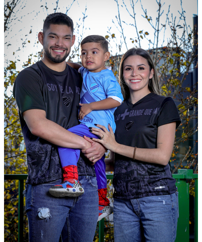 Polera negra con hinchada...